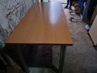 Mesa de madera y metal
