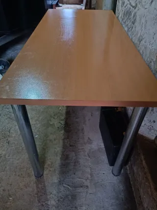 Mesa de madera y metal