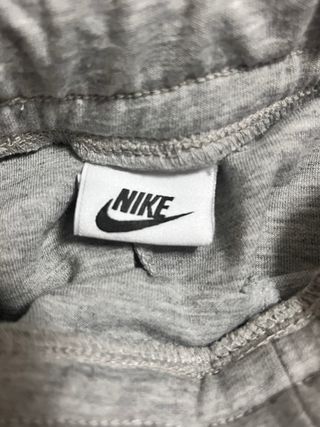 Pantalones Nike grises y negros
