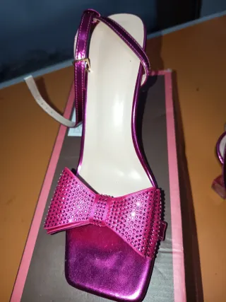 Zapatos de tacón rosa con lazo brillante