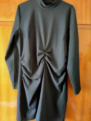 Vestido negro Zara manga larga fruncido