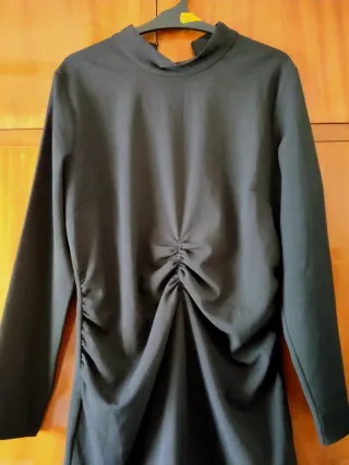 Vestido negro Zara manga larga fruncido