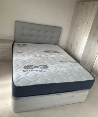 Cama Matrimonial con Cabecero Gris