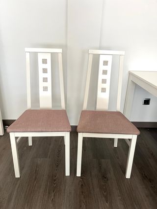 Mesa de comedor blanca y madera