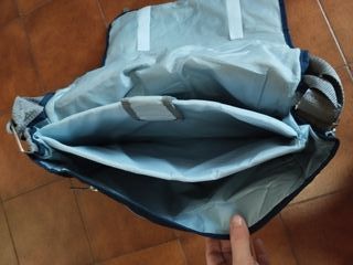 Bolso impermeable acolchado azul y gris