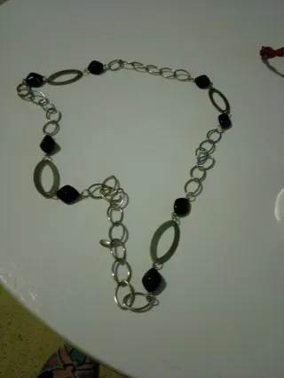 Collar plateado con cuentas negras