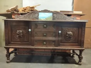 Aparador de madera tallada