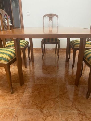 Mesa y 6  Sillas Comedor  Se regalan 2 sofas