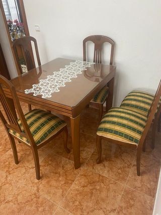Mesa y 6  Sillas Comedor  Se regalan 2 sofas