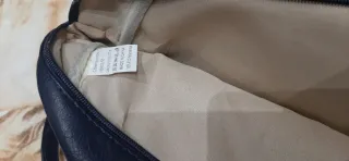 Mochila negra acolchada con cremalleras