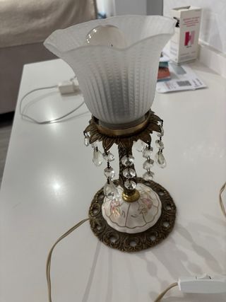 Lámpara de mesita de noche dorada y blanca