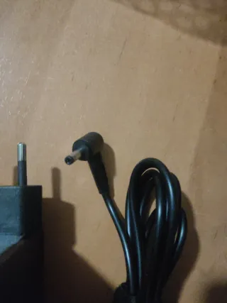 ⚡ Cargador portátil 65W – punta redonda, como nuev