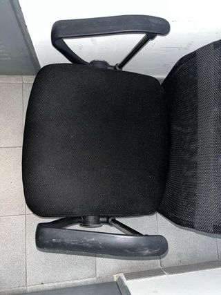 Silla de oficina negra con ruedas