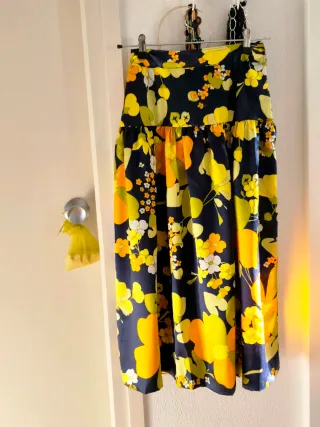 Conjunto hippie floral negro y naranja