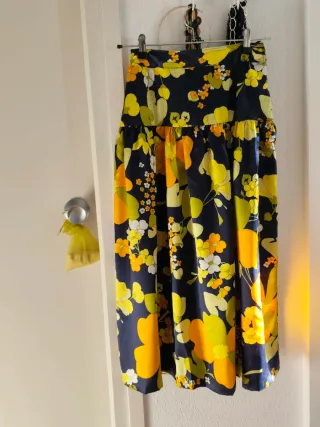 Conjunto hippie floral negro y naranja