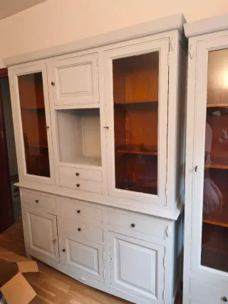 Mueble de madera restaurado con vitrina