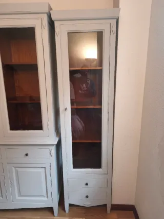Mueble de madera restaurado con vitrina