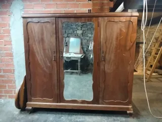 Armario de madera con espejo