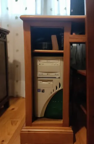 Escritorio de madera color nogal