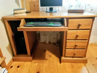 Escritorio de madera color nogal