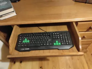 Escritorio de madera color nogal