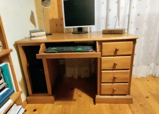 Escritorio de madera color nogal