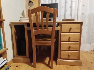 Escritorio de madera color nogal