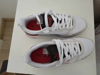 Zapatillas Puma Blancas y Rojas