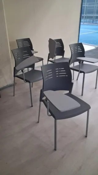 Sillas de aula grises con pala