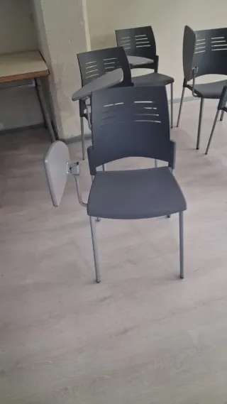 Sillas de aula grises con pala