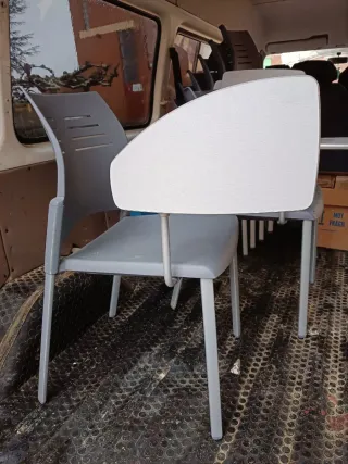 Sillas de aula grises con pala