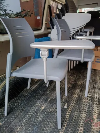 Sillas de aula grises con pala