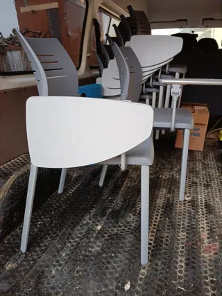 Sillas de aula grises con pala