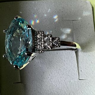Elegante anello con grande pietra celeste e strass