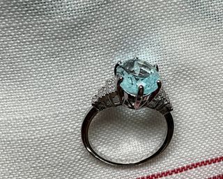 Elegante anello con grande pietra celeste e strass