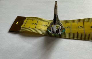 Elegante anello con grande pietra celeste e strass