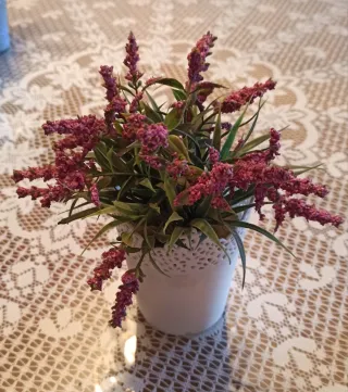 Set 2 Macetas Cerámica Blancas Flores Púrpura