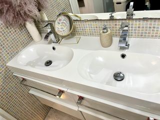 Lavabo doble de cerámica y metal