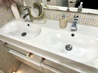 Lavabo doble de cerámica y metal