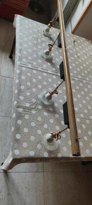 Lámpara de salón dorada con focos