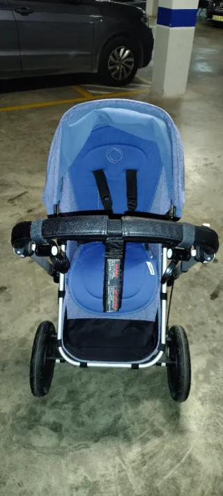 Carro de bebé azul