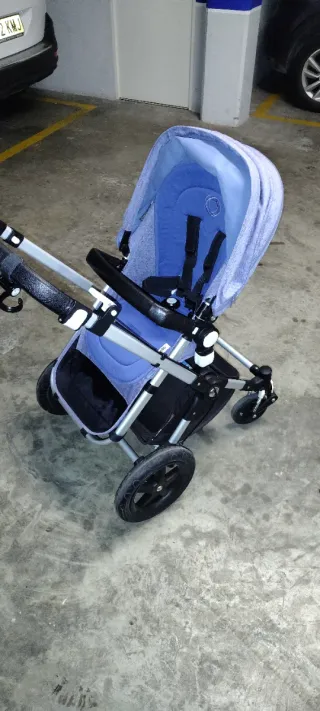 Carro de bebé azul