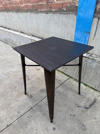 Mesa de melamina negra y patas metálicas