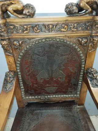 Sillón antiguo despacho madera y cuero