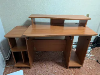 Urge venta!! Mesa de ordenador de madera. No envio