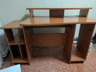 Urge venta!! Mesa de ordenador de madera. No envio
