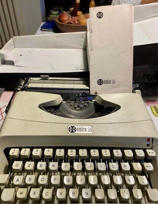 Macchina da scrivere Amica 56 vintage