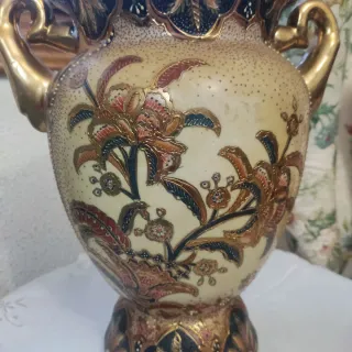 Jarrón antiguo de cerámica y porcelana