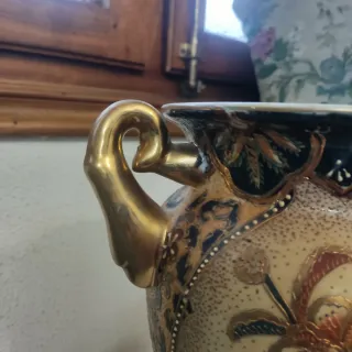 Jarrón antiguo de cerámica y porcelana