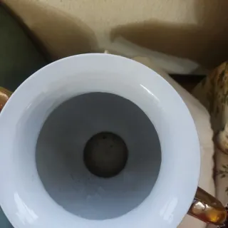 Jarrón antiguo de cerámica y porcelana